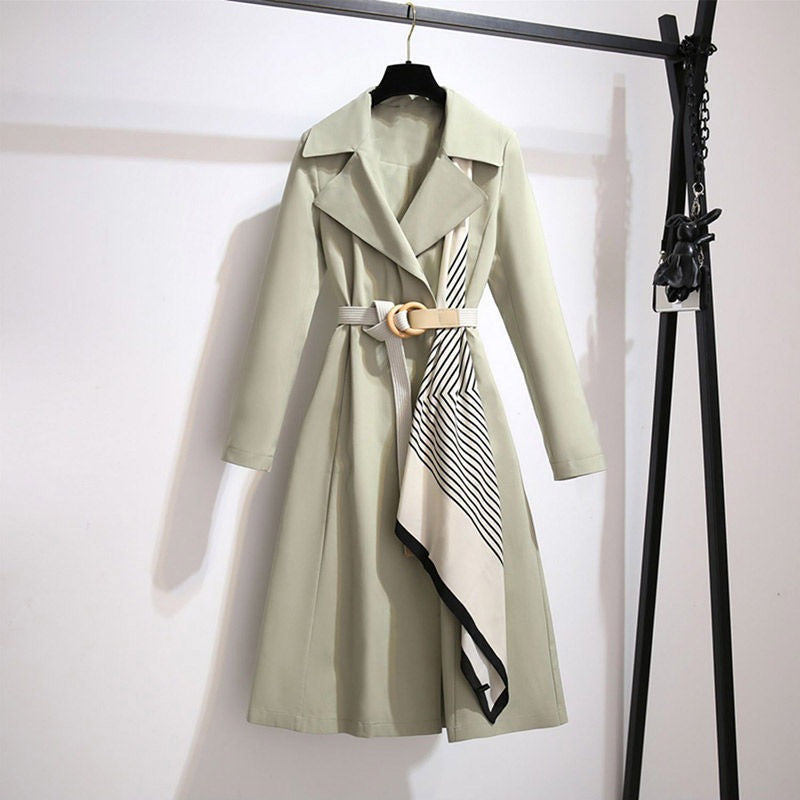 Abrigo Mujer Largo Elegante con Cinturón y Detalle Floral