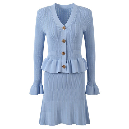 Vestido de punto elegante con broches decorativos