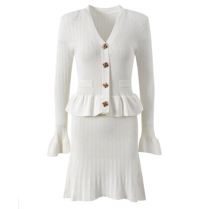 Vestido de punto elegante con broches decorativos