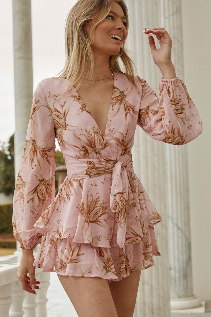 Vestido Corto con Cinturón y Escote en V - Vestiria