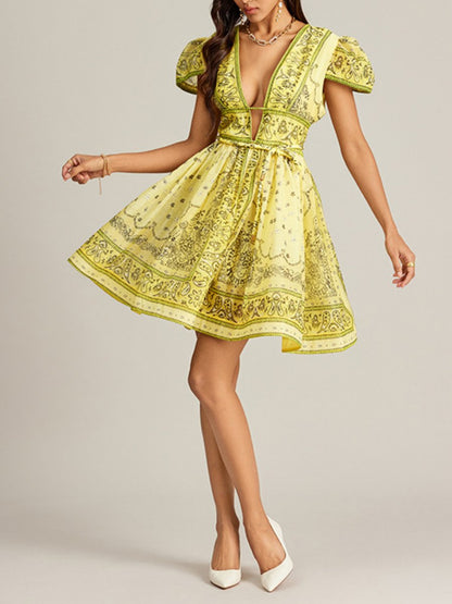 Vestido corto estampado con escote V - Vestiria