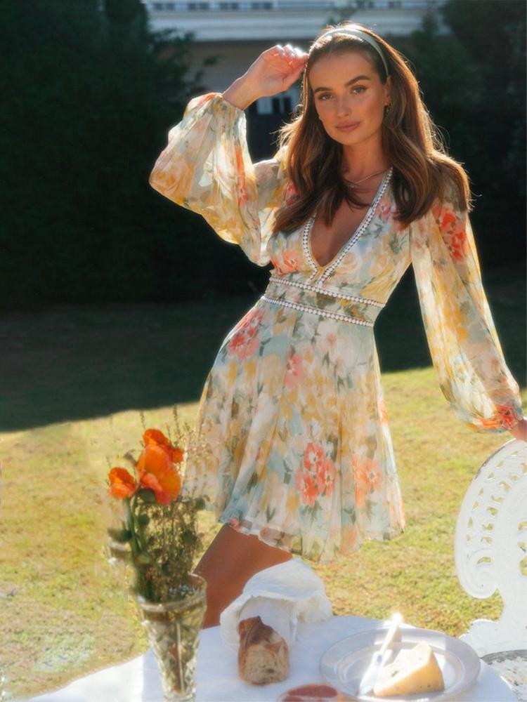 Vestido Corto Estampado con Encaje Elegante - Vestiria