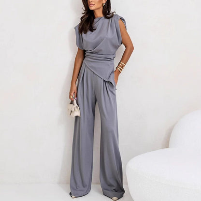 Pantalones y blusa de mujer moderna y fluida