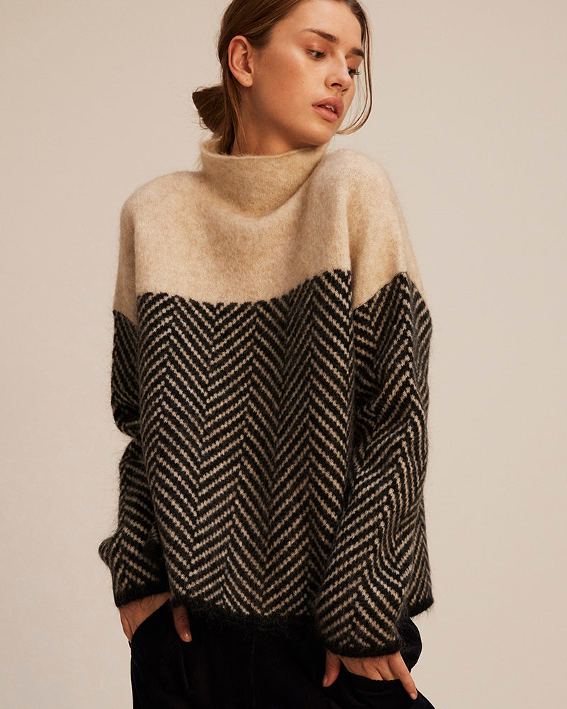 Blusa deportiva cuello alto estilo contrastado