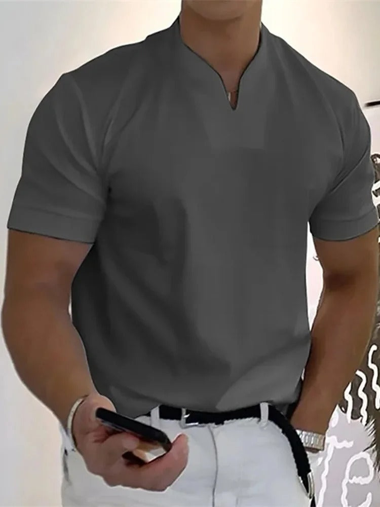 Camiseta deportiva ceñida cuello V hombre