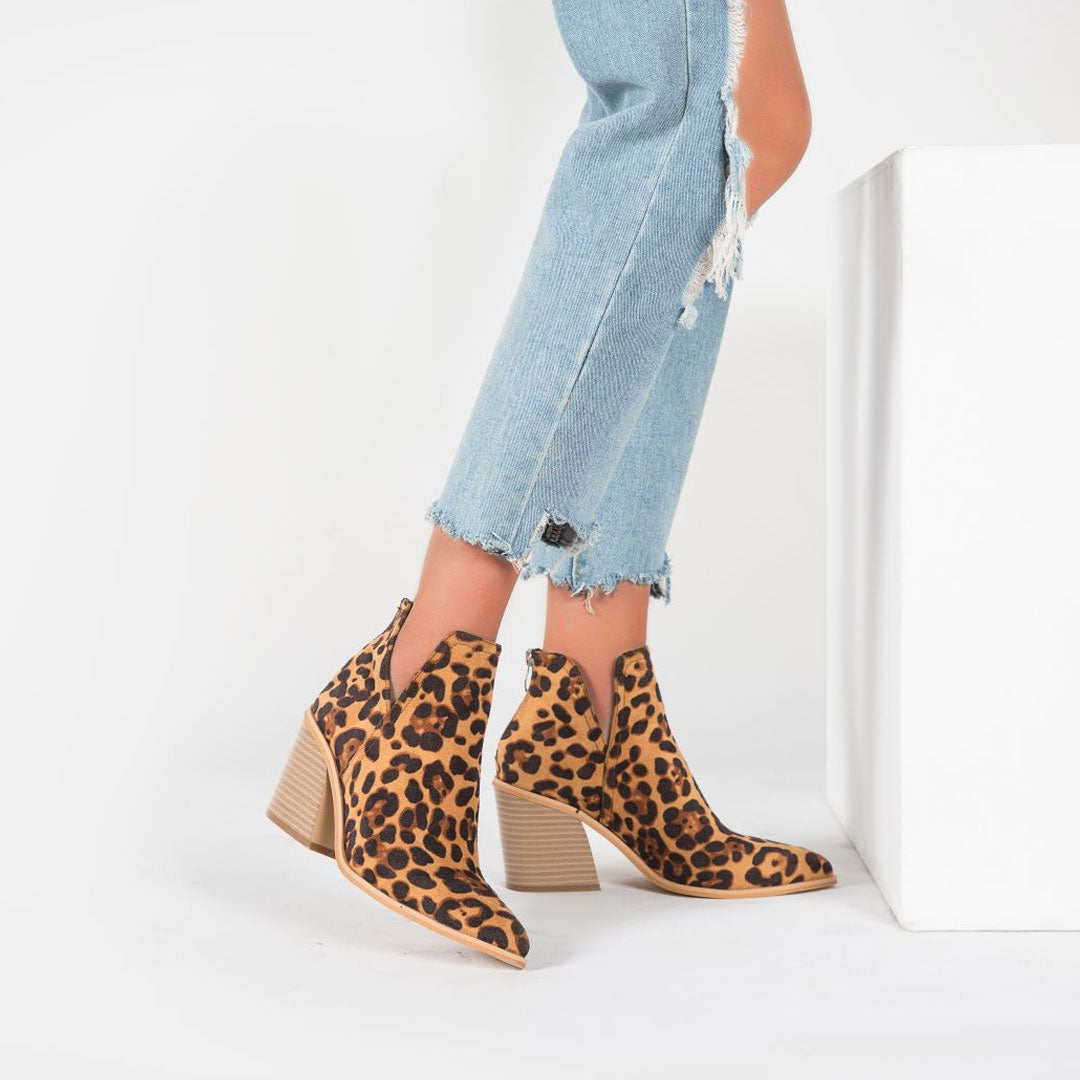 Botas de ante salvaje con tacón alto y puntera fina - Vestiria